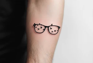 Glasses that turn into birds
The temples of the glasses smoothly turn into a flock of birds, which symbolizes freedom from the limitations that were previously caused by poor eyesight. tattoo idea