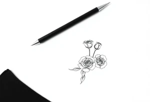 Tatuagem com traços finos inspiradas em corte de espinhos e rosas, livro da autora sarah j maas tattoo idea