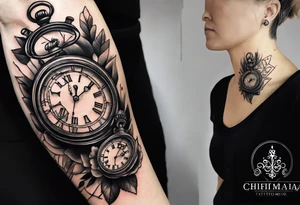 Dessine-moi un tattoo représentant une horloge dans un sabier  . En second plan on retrouve des chiffres romains. Le tatouage est noir et blanc et se porte sur l'épaule gauche tattoo idea