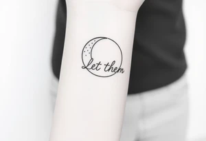 croissant de lune mystique avec le text Let Them ( tatouage tout en longueur) tattoo idea