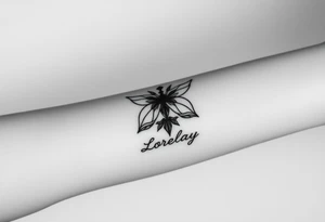 Crea un diseño significativo sobre la flor de bayahibe egipcia y que tenga el nombre escrito por de bajo del diseño el nombre de mi hermana Lorelay para la parte baja del bíceps tattoo idea