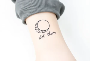 croissant de lune mystique et spirituel avec le text Let Them ( tatouage tout en longueur) tattoo idea