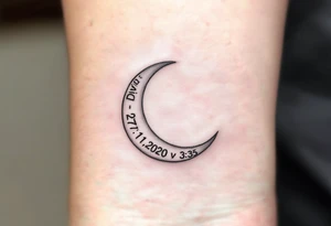 Crescent moon with "David – 27.11.2020 v 3:33" nestled in its curve, done in silver-gray and black. tattoo idea