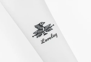 Crea un diseño significativo sobre la cultura egipcia y que tenga el nombre escrito por de bajo del diseño el nombre de mi hermana Lorelay tattoo idea