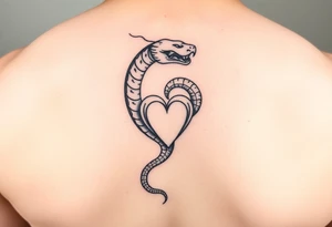 un piccola spirale a serpente con un cuore che và tatuata nella parte della scapola davanti tattoo idea