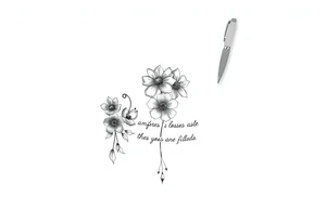 Tatuagem com traços finos inspirada nos livros da autora Sarah J Maas da saga trono de vidro, que tenha espadas, flores e frases marcantes do livro e sua protagonista tattoo idea