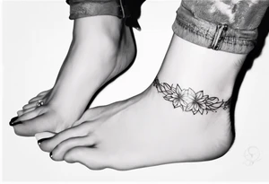 Ankle bracelet tattoo with feminine style and larger in the centre. Show on ankle tattoo idea