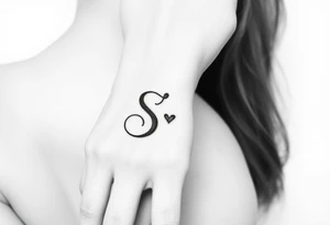 Partnertattoo für Ehepaar auf der hand, dazu den Anfangsbuchstaben S von dem gemeinsamen Nachnamen tattoo idea