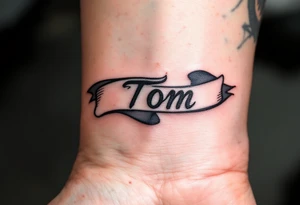 Name "Tom" flowing like a banner above 18.6.2015 v 9:00, with subtle earth tone shading. tattoo idea