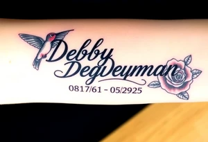 Tattoo of the exact name Debby Deguzman in chunky bold curly cursive with the exact dates of 08/17/61-05/29/25 surrounded by 1 hummingbird and 1 rose tattoo idea