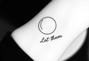 croissant de lune mystique et spirituel avec le text Let Them ( tatouage tout en longueur) tattoo idea