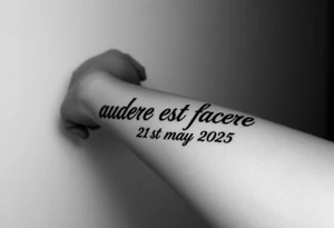 Do a tattoo on a guys forearm with the text ”audere est facere” and ” 21 st may 2025 ” under the text and make it in a curved line tattoo idea