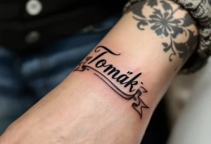 Name "Tomík" flowing like a banner above 18.6.2015 v 9:00, with subtle earth tone shading. tattoo idea
