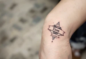 Name "Tom" flowing like a banner above 18.6.2015 v 9:00, with subtle earth tone shading. tattoo idea