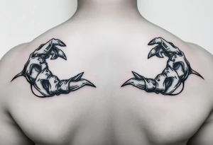 Dwa identyczne kruki pomiędzy korona tattoo idea