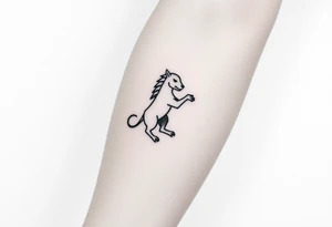 Andorinha carregando o simbolo de uma maça, robozinho carregando um simbolo de kotlin linguagem de programação tattoo idea