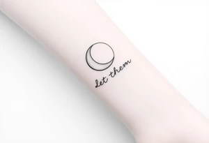 croissant de lune mystique avec le text Let Them tout en longeur tattoo idea