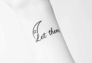 croissant de lune mystique avec le text Let Them ( tatouage tout en longueur) tattoo idea