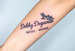 Tattoo of the exact name Debby Deguzman in chunky bold curly cursive with the exact dates of 08/17/61-05/29/25 surrounded by 1 hummingbird and 1 rose tattoo idea