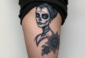 Eine sehr realistisch aussehende moderne la Catrina auf dem gesamten forderten Oberschenkel verbunden mit einem mandala auf dem Knie tattoo idea