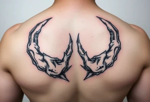 Dwa identyczne kruki pomiędzy korona tattoo idea
