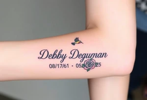 Tattoo of the exact name Debby Deguzman in chunky bold curly cursive with the exact dates of 08/17/61-05/29/25 surrounded by 1 hummingbird and 1 rose tattoo idea