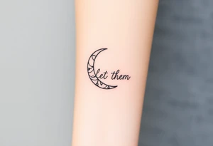 croissant de lune mystique avec le text Let Them tout en longeur tattoo idea