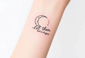 croissant de lune mystique avec le text Let Them tout en longeur tattoo idea