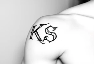 Tatuaje de lettering gótico que forme las letras las letras "KS" tattoo idea