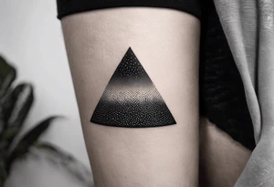 Triángulos fractales, con círculo concéntrico en varios niveles dentro del triangulo tattoo idea