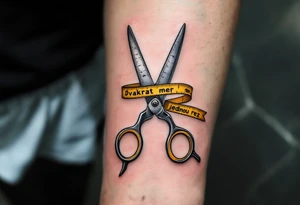 "Dvakrat mer, jednou rez." — A pair of measuring tapes entwined around scissors in steel-gray and yellow, with the phrase running along the blades. tattoo idea