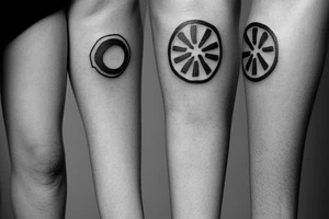 Very small date tattoo '7 de mayo' tattoo idea