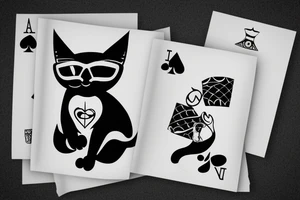 chat noir avec lunettes de soleil qui joue au poker et rigole tattoo idea