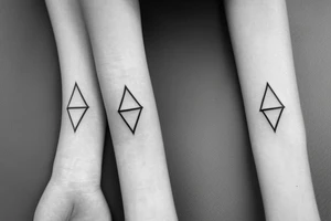 bracelet whit triangle and geometric arrow tattoo idea
